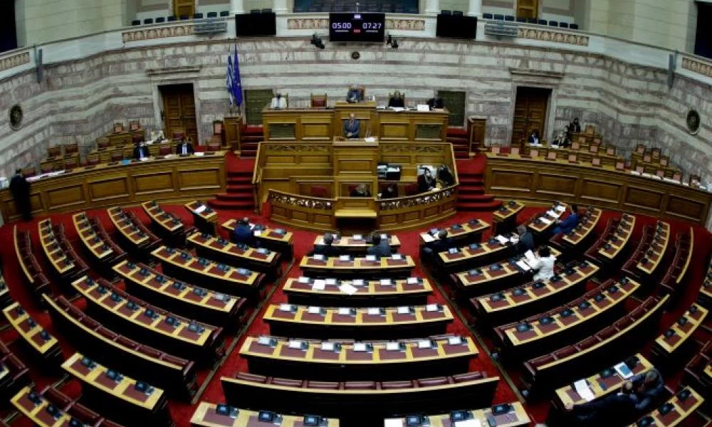 «Πολιτικός τυφώνας» στην βουλή για τα… σκονάκια του Μαξίμου!